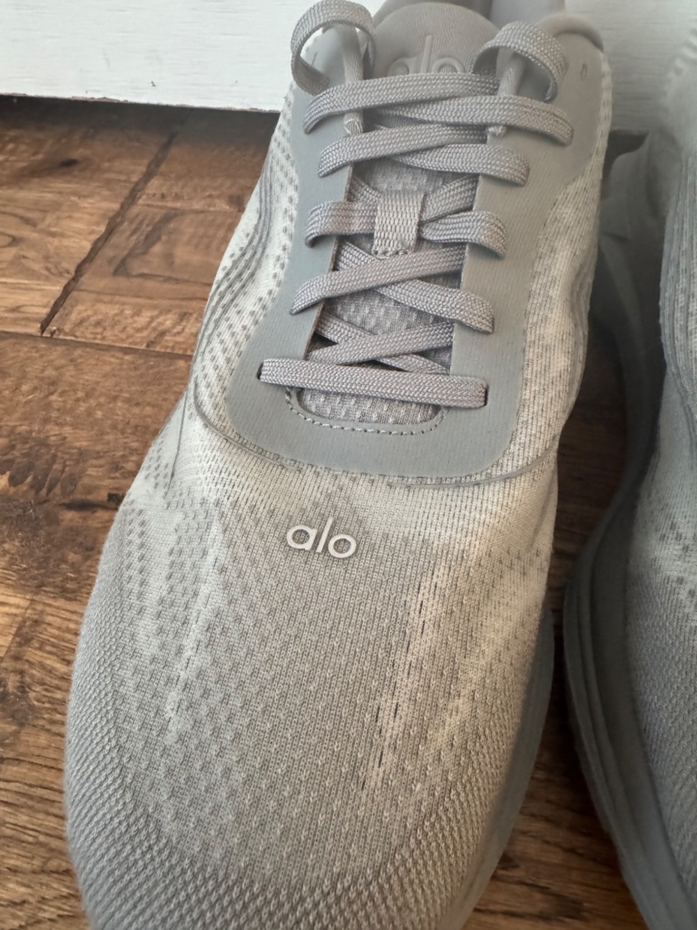 ALO Yoga Runner Grey Unisex Shoes Sneakers Mesh Size Men's 10.5 Women's 12 - Picture 5 of 11